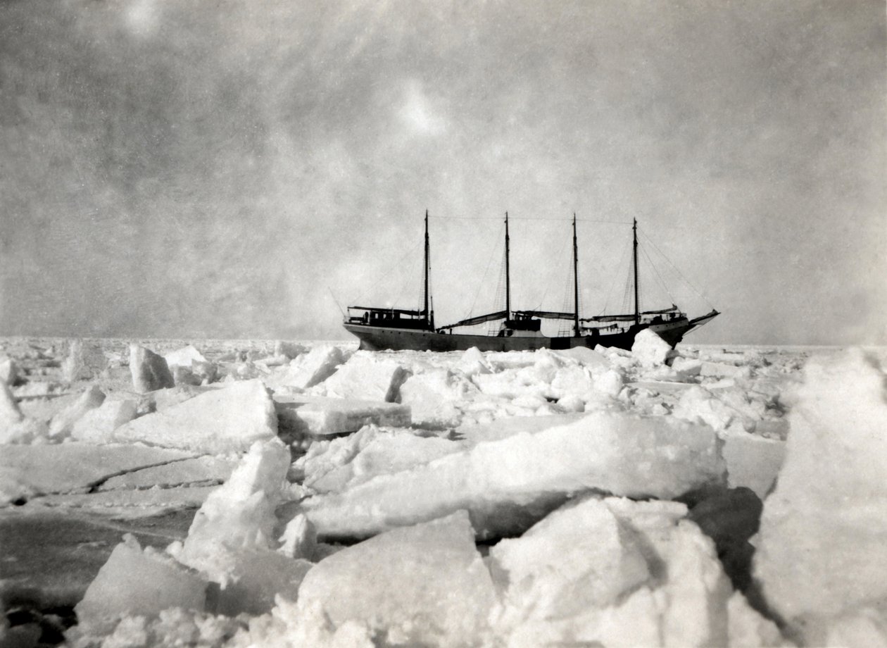 Um navio de quatro esteiras a navegar entre os icebergues. de Unbekannter Künstler