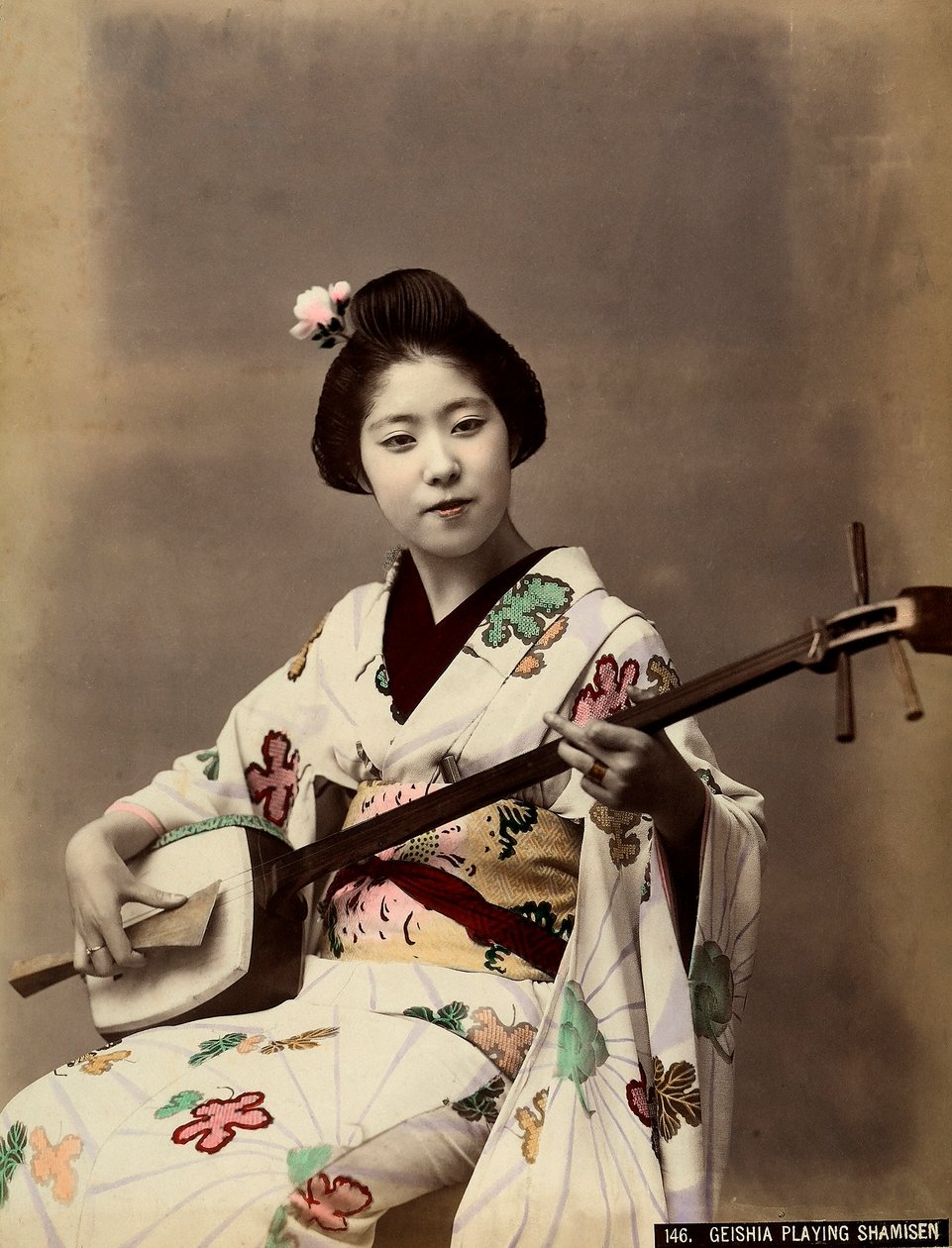 Uma gueixa tocando o shamisen (foto colorida) de Unbekannter Künstler