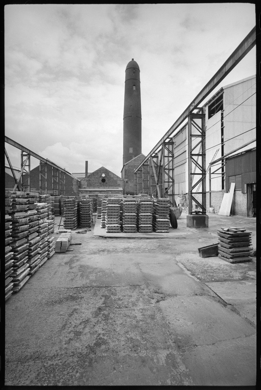 Uma vista geral da Torre de Tiro Elswick, demolida em 1968-69, utilizada para a criação de fotos de chumbo, com um pátio com paletas em primeiro plano, c.1955-69 (foto a p/b) de Unbekannter Künstler