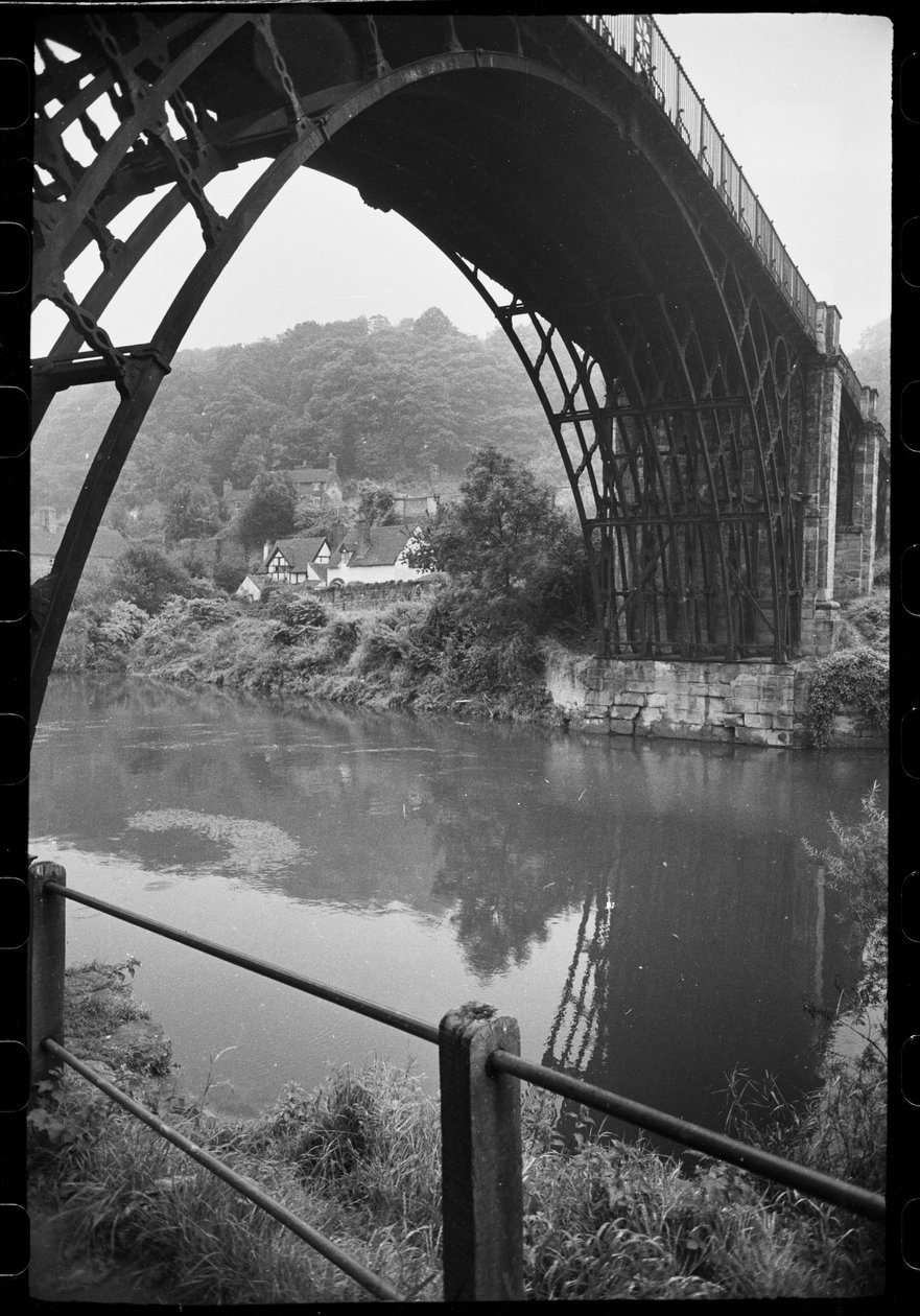 Uma vista geral da Ponte de Ferro, Iron Bridge, Ironbridge, The Gorge, Telford and Wrekin, Reino Unido, c.1955-82 (foto a p/b) de Unbekannter Künstler