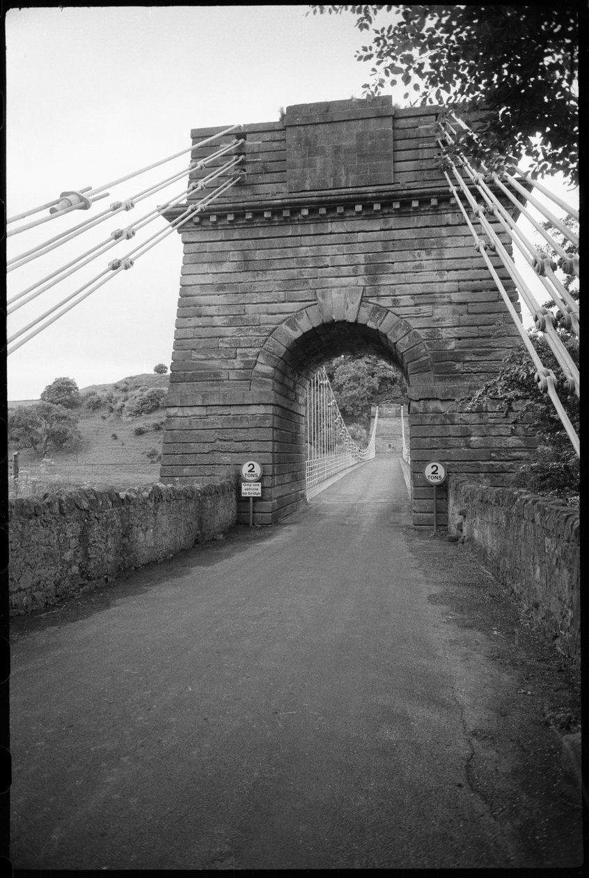 Uma vista geral da Ponte da União, mostrando a elevação a sul do molhe sul, e a ponte que se estende para norte através do arco em direcção ao molhe norte na fronteira inglesa ao fundo , Union Bridge, Loanend, Horncliffe, Northumberland, UK, UK, c de Unbekannter Künstler