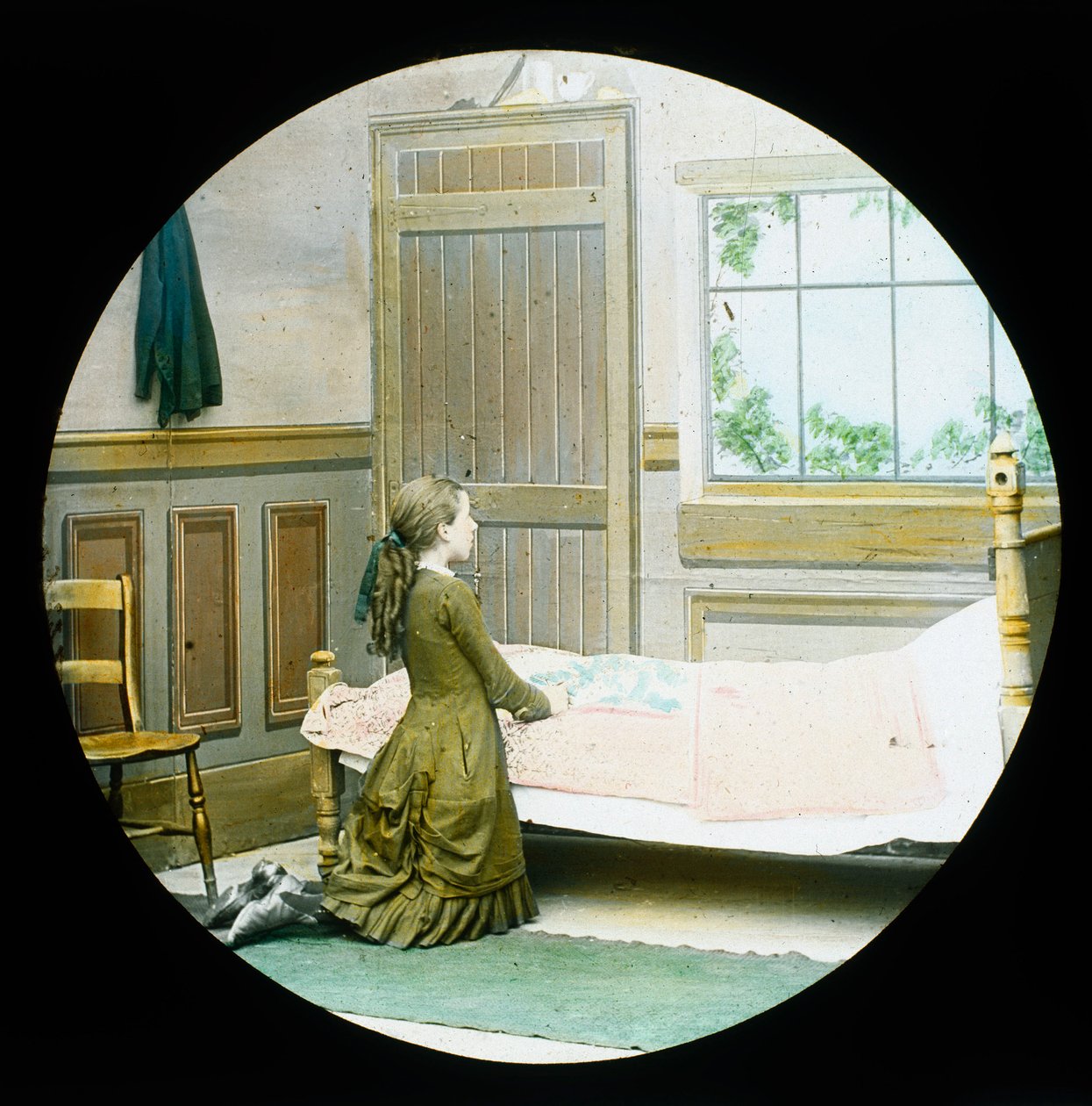 Uma menina ajoelhada em oração à cabeceira da cama, escorrega de lanterna mágica, c 1890 de Unbekannt