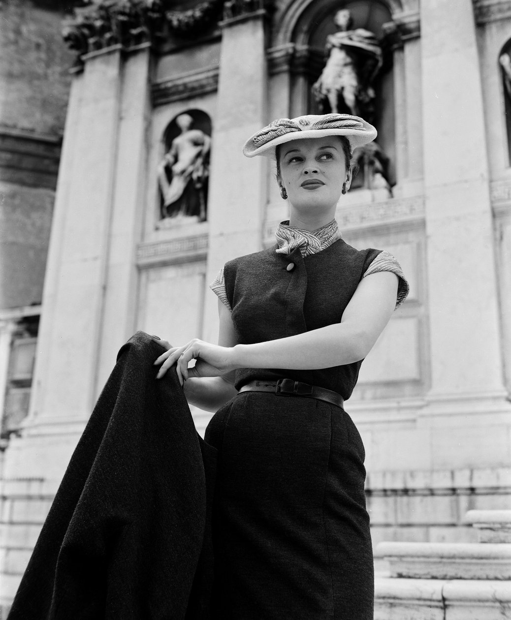 Uma modelo de moda Christian Dior em Veneza, 3 de Junho de 1951 : Fora de La Salute de Unbekannt