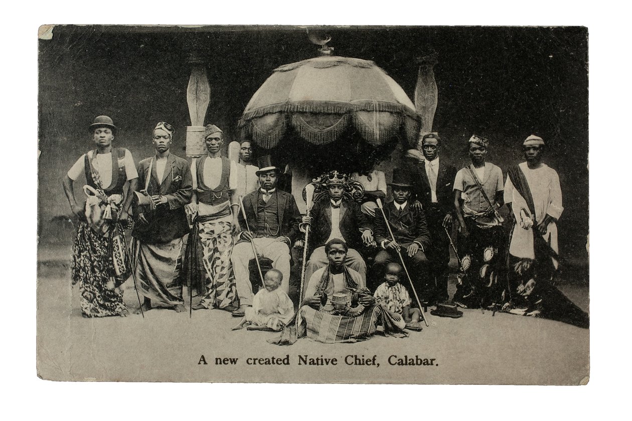 Um novo chefe nativo criado, Calabar, Nigéria, c.1910 (lito) de Unbekannt