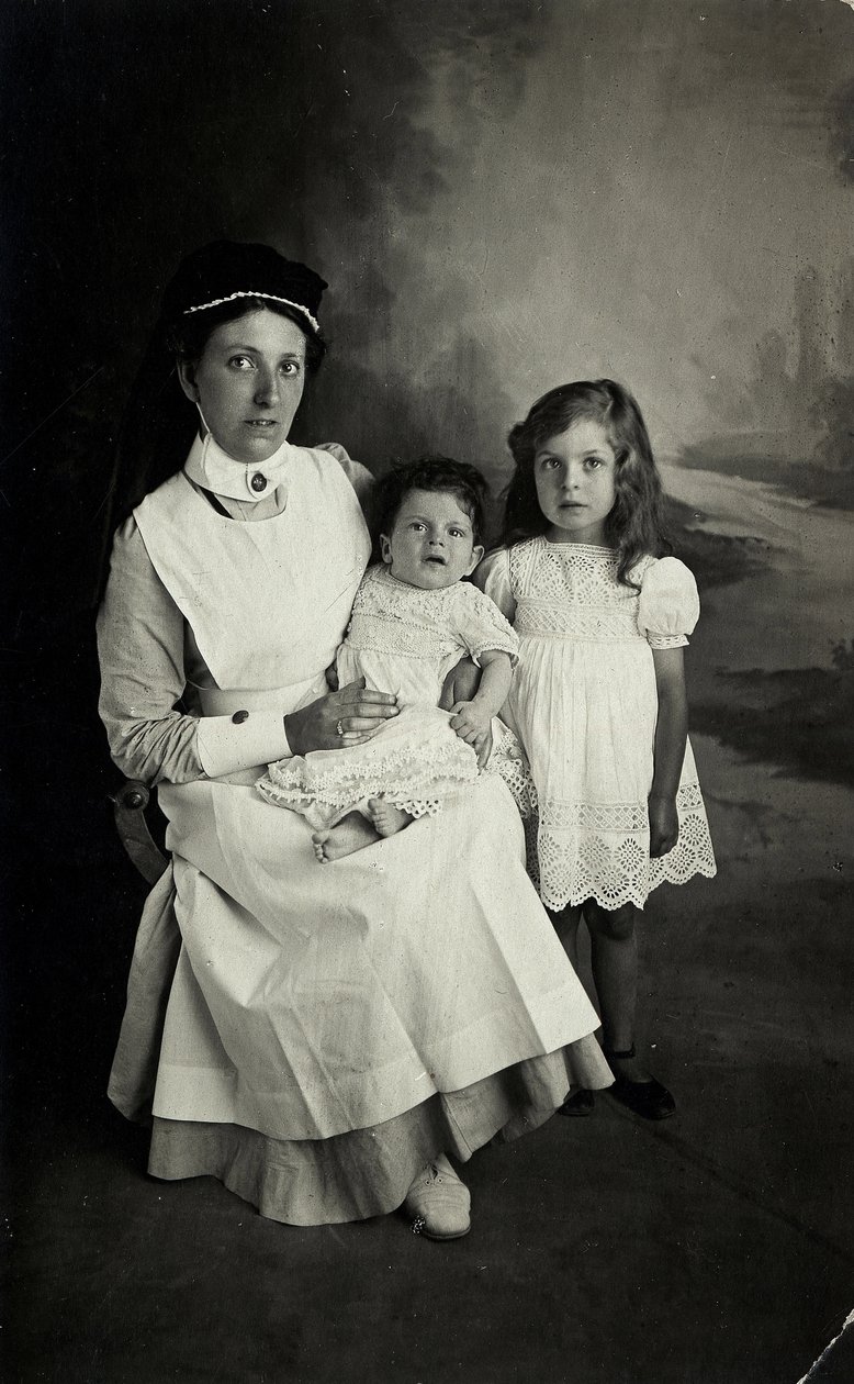 Uma "enfermeira" posando com crianças na década de 1920. de William M. Timlin
