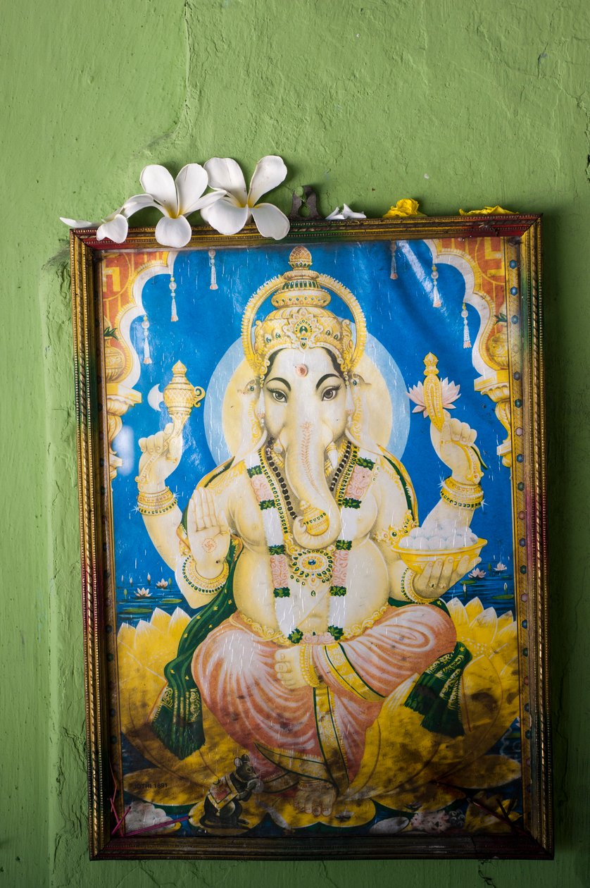 Uma pintura do elefante encabeçada por Ganesh, na parede de um templo, na aldeia de Kovil, em Tirukovil, Sri Lanka. 29 de maio de 2010. (foto) de Unbekannt
