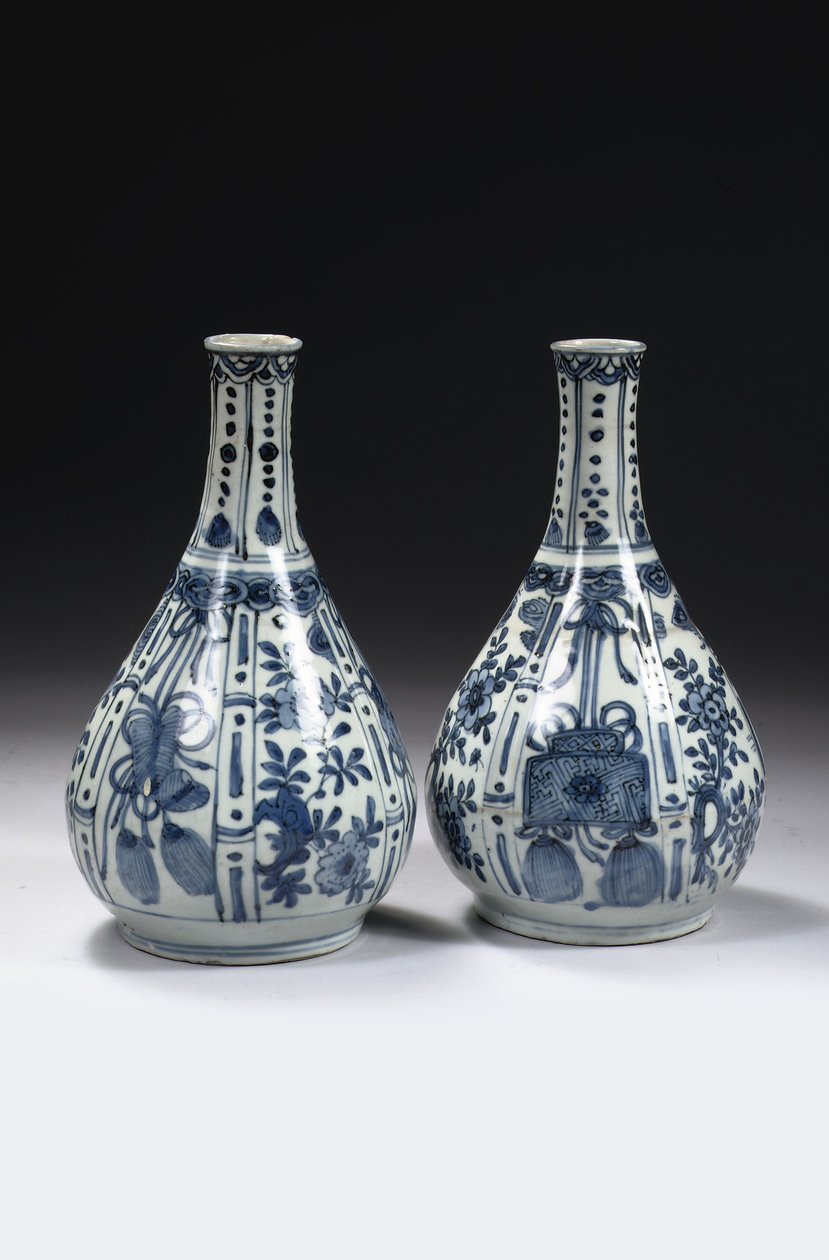 Um par de vasos de garrafa azuis e brancos chineses "kraak porselein", período Wanli, 1573-1619 de Unbekannt