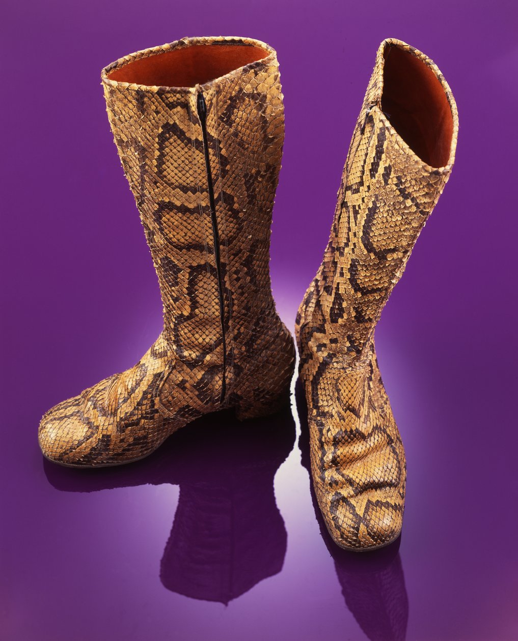 Um par de botas de pele de cobra na altura do joelho usadas por Brian Jones no final dos anos 1960 de Unbekannt