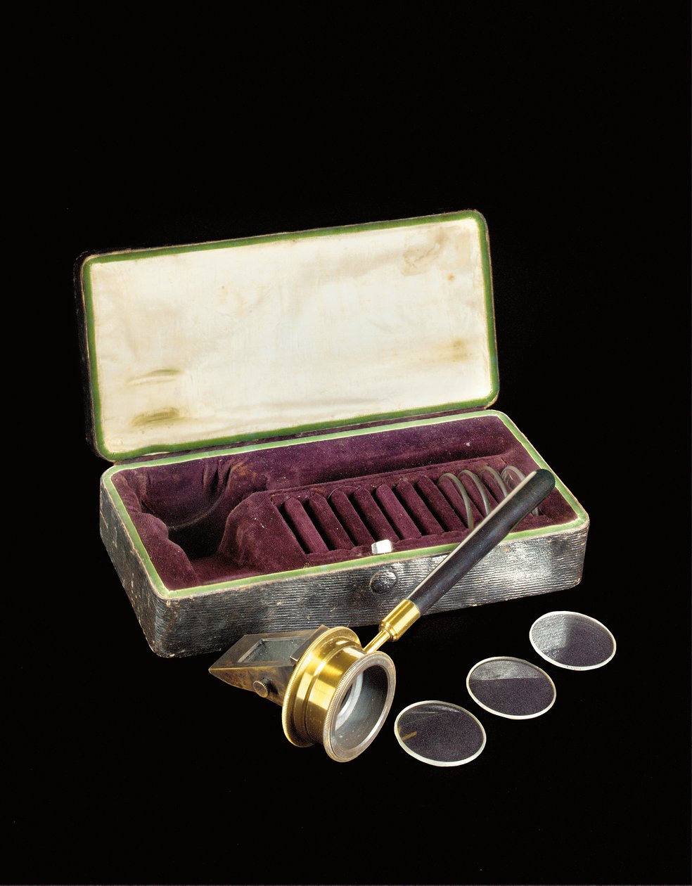 Um oftalmoscópio raro com padrão Helmholtz, c.1852 (instrumento de latão e ébano com lentes de vidro em caixa de couro sintético forrado de seda) de Unbekannt