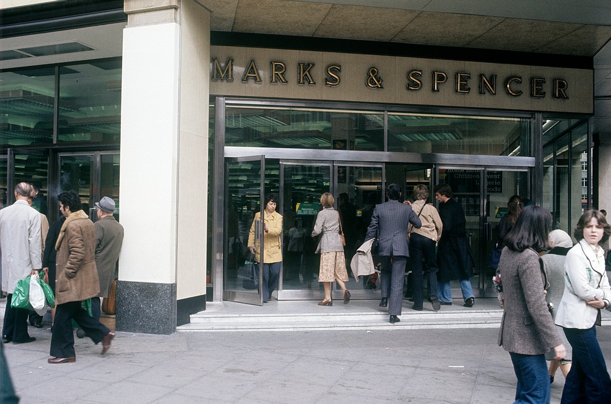Uma vista de rua da rua Oxford com a entrada da Marks & Spencer, Londres, Reino Unido de Unbekannter Künstler