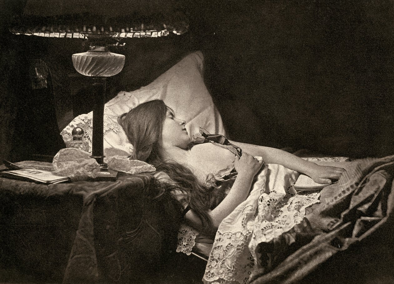 Uma jovem mulher a dormir numa cama com lençóis bordados a preceito de Unbekannter Künstler