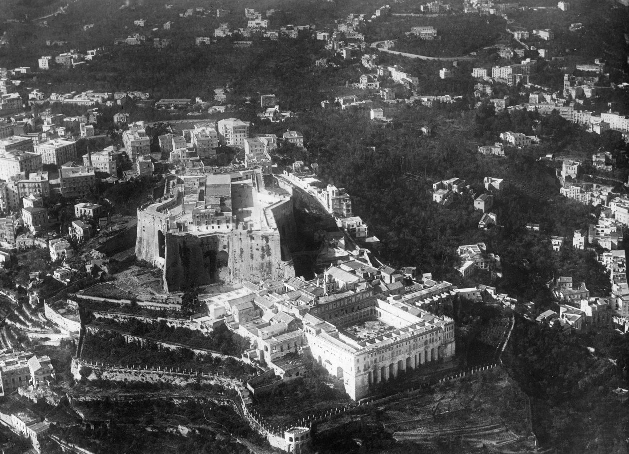 Vista aérea de Nápoles, Itália mostrando a fortaleza medieval de Castel Sant