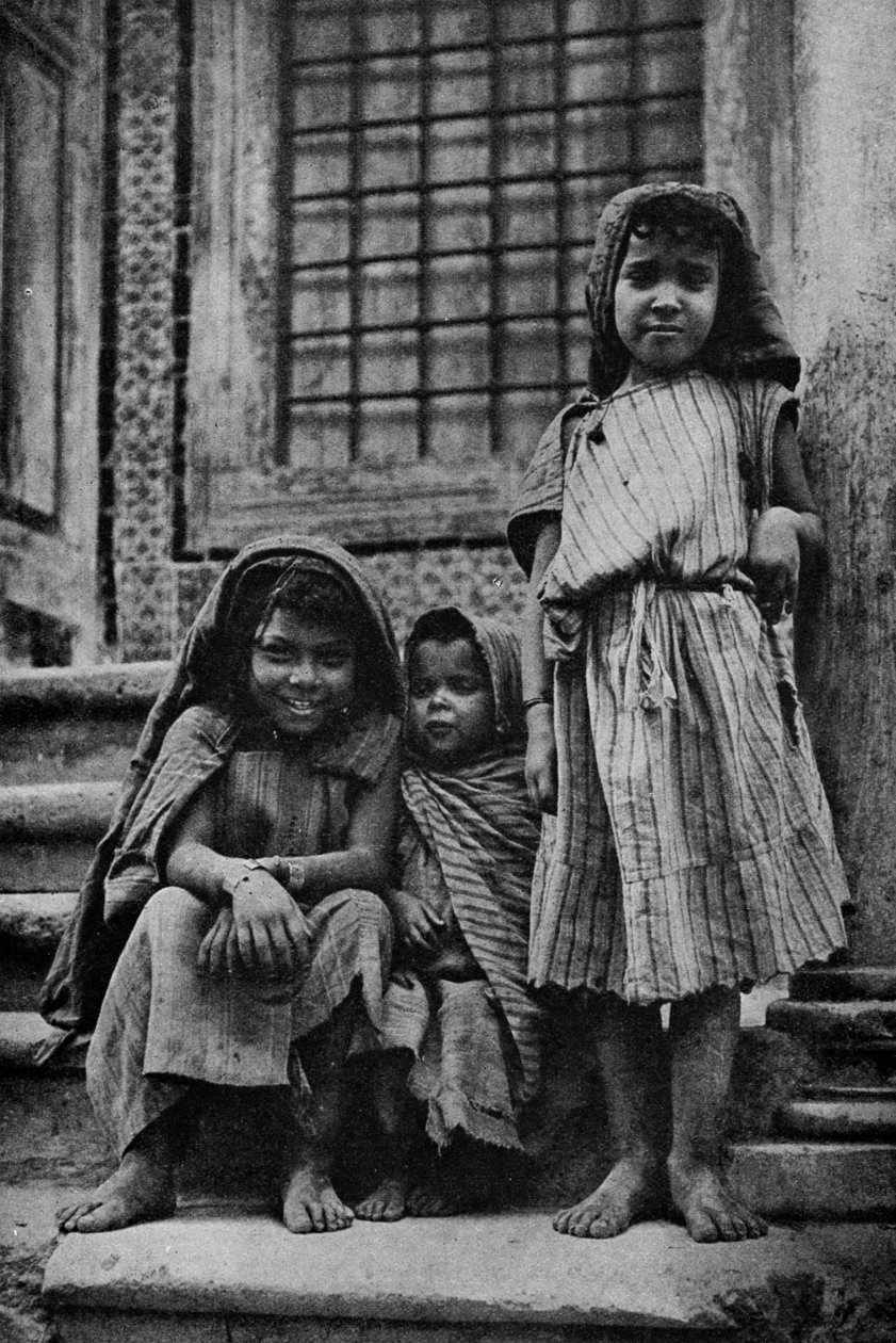 África. Árabes da rua Mendicant à porta de uma mesquita em Tunis. 1920 de Unbekannt