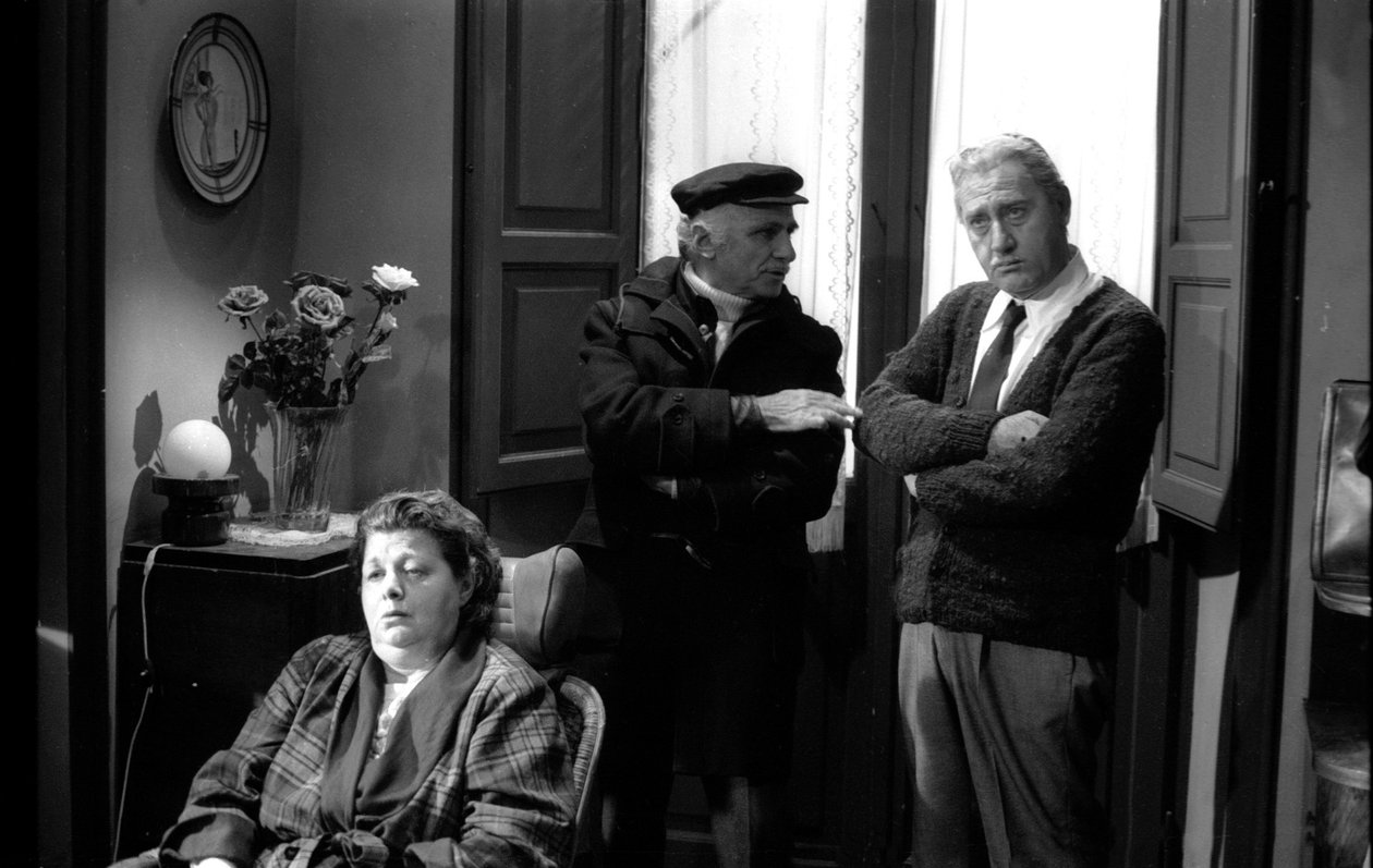 Alberto Sordi, Mario Monicelli e Shelley Winters no palco do "Un borghese piccolo piccolo", dirigido por Mario Monicelli de Unbekannt