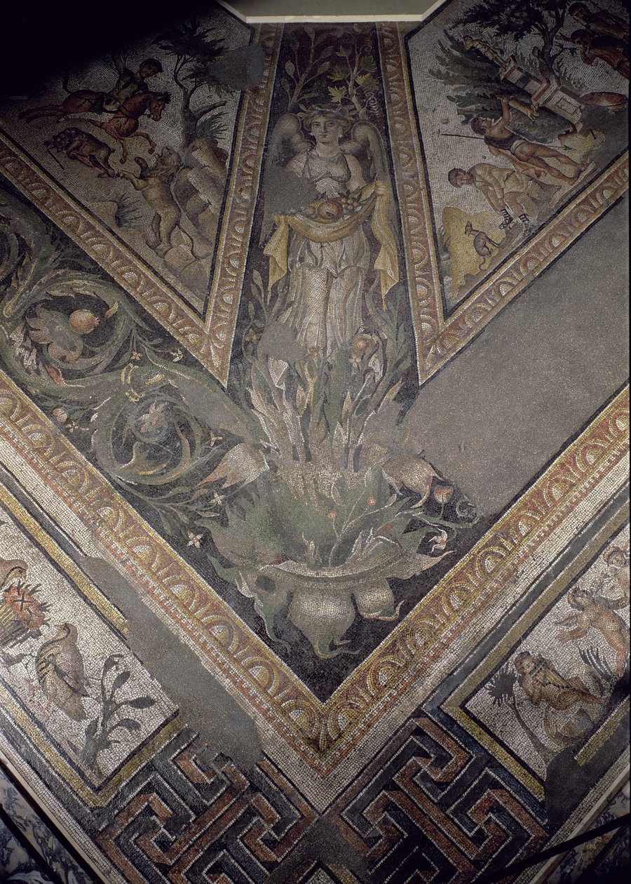 Figura alegórica do Outono, detalhe de um pavimento em mosaico representando as estações e cenas de caça, da Villa Constantina em Daphne, Roman, c.325-330 d.C. (mármore, calcário e mosaico de vidro) de Unbekannt