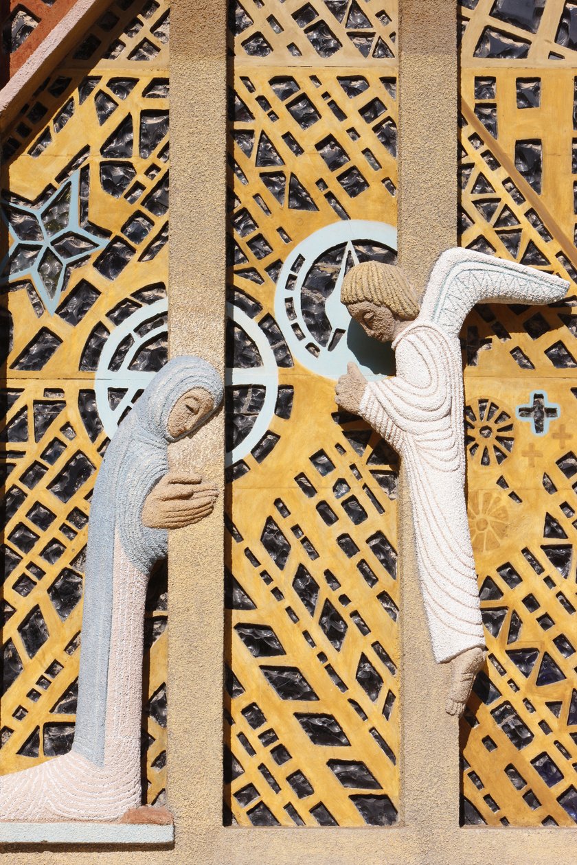 Escultura de Anunciação na igreja Notre-Dame de Consolation desenhada por Raymond Vaillant, Hyeres, França de Unbekannt