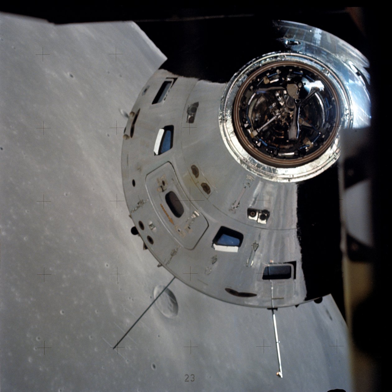 Módulos de comando/serviço da Apollo 17 fotografados a partir do módulo lunar em órbita de Unbekannt