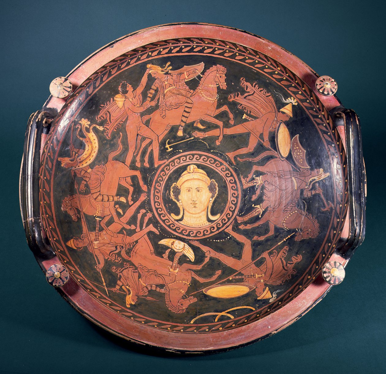 Patera apuliana de figuras vermelhas com cenas dos gregos lutando contra a Amazônia, grega, feita no sul da Itália, século IV a.C., atribuída ao Pintor de Baltimore (cerâmica) de Unbekannt