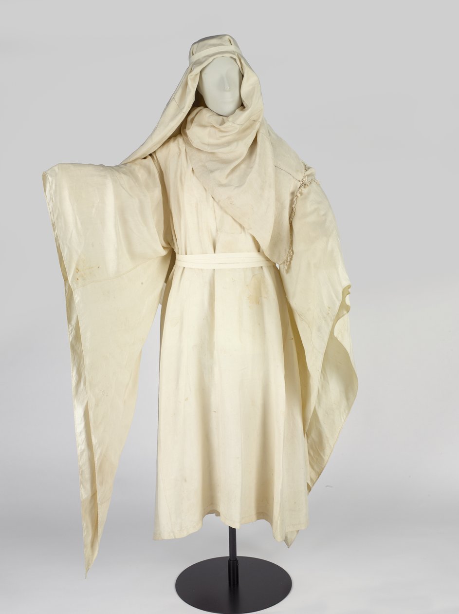 Roupas árabes e um toucado, conhecido como keffiyah, pertencente a T E Lawrence (seda) de Unbekannt