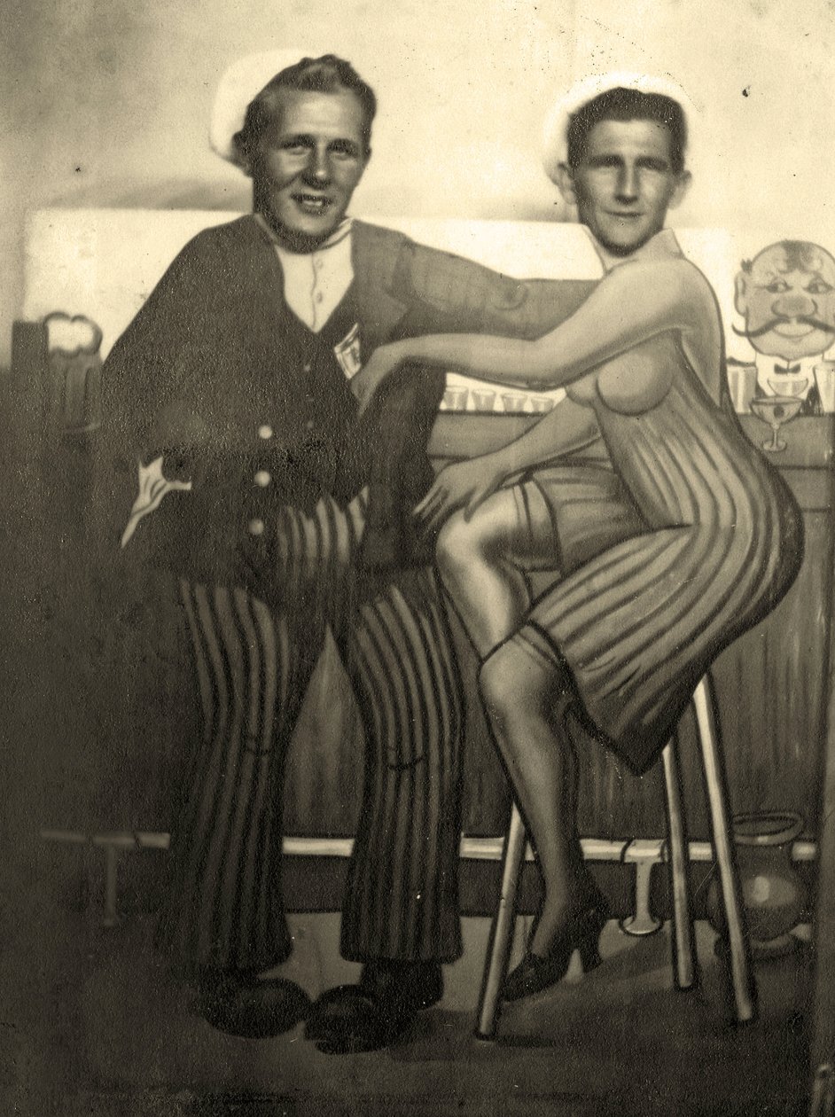 Foto Arcade de dois marinheiros americanos, c.1939 (foto em preto e branco) de Juste Lisch