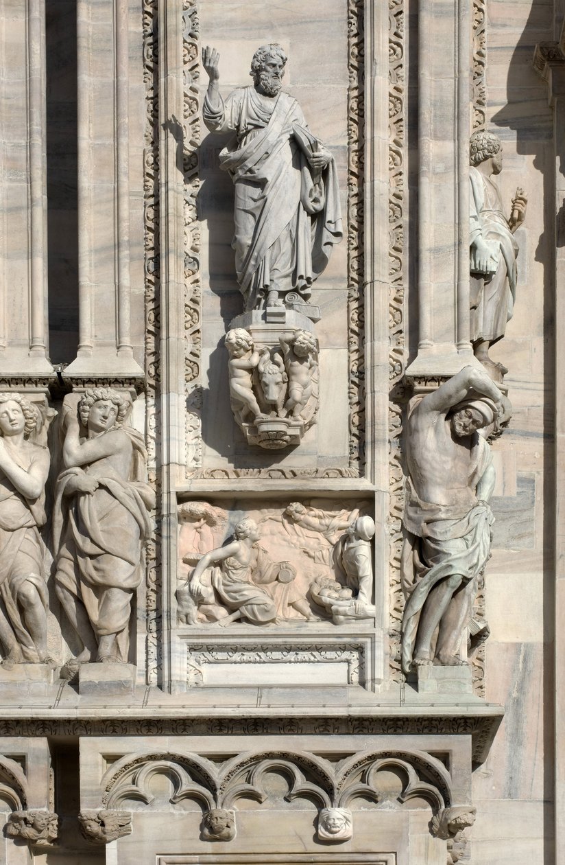 Arquitetura: estátua de São Lucas (1811), e baixo relevo representando a aparência do anjo à mãe de Sansão (1659). Detalhe da fachada da Catedral (cúpula ou duomo) de Milão, Itália. de Unbekannt