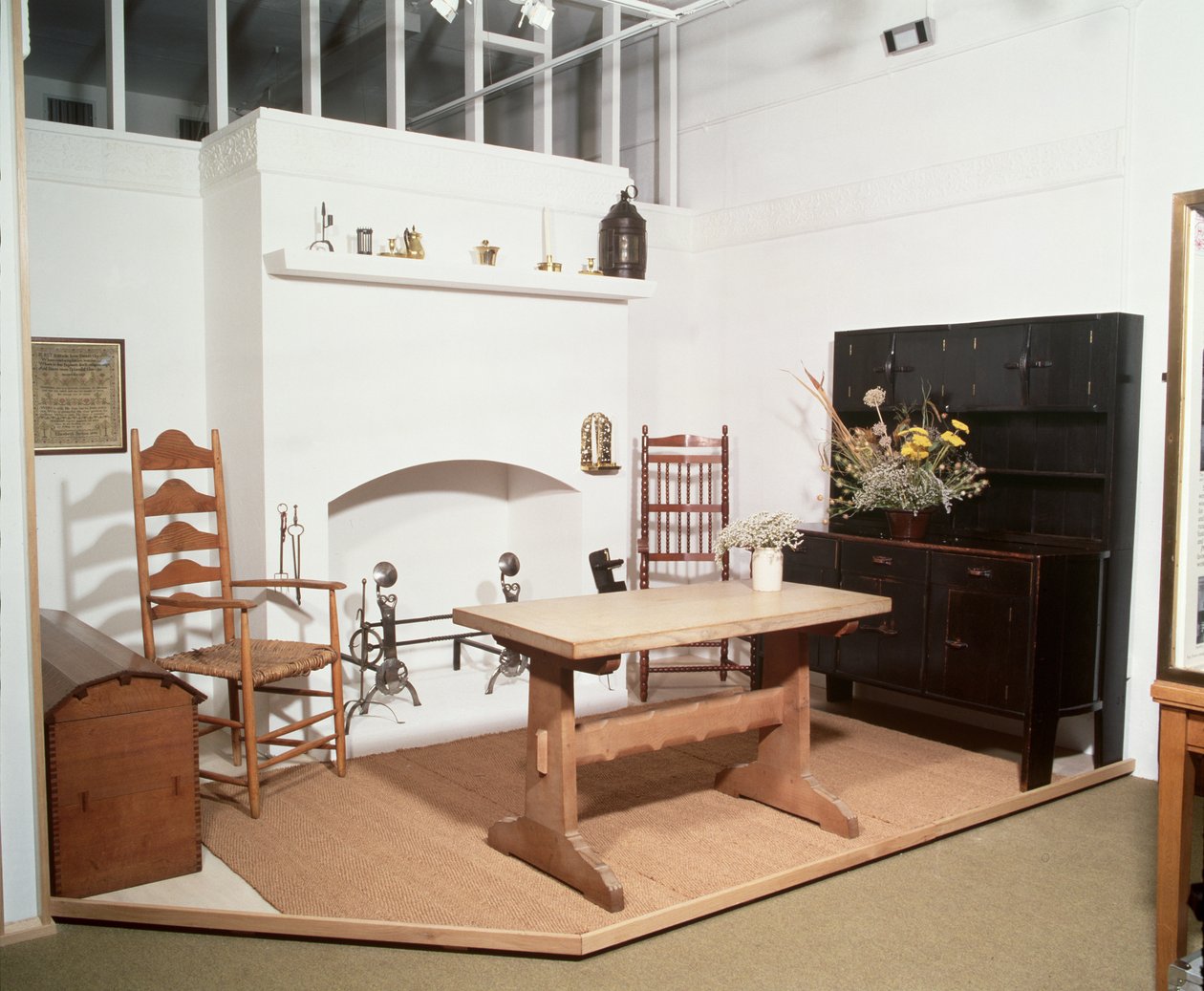 Artes e Ofícios de interior mostrando móveis e trabalhos em metal concebidos por Ernest Gimson e Ernest Barnsley de Unbekannt