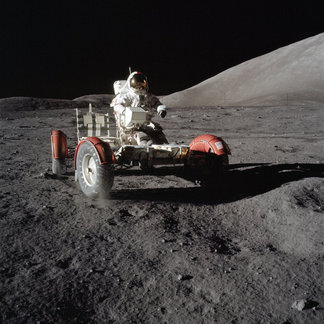 O astronauta Eugene Cernan conduz o Lunar Roving Vehicle durante o primeiro EVA de Unbekannt