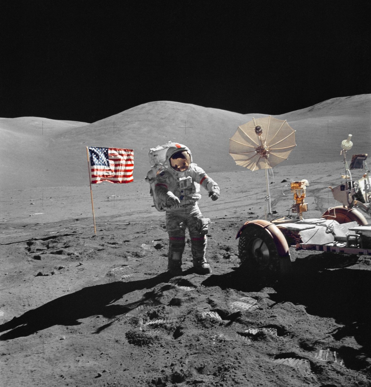 O astronauta Eugene Cernan caminha em direcção à LRV durante a EVA de Unbekannt