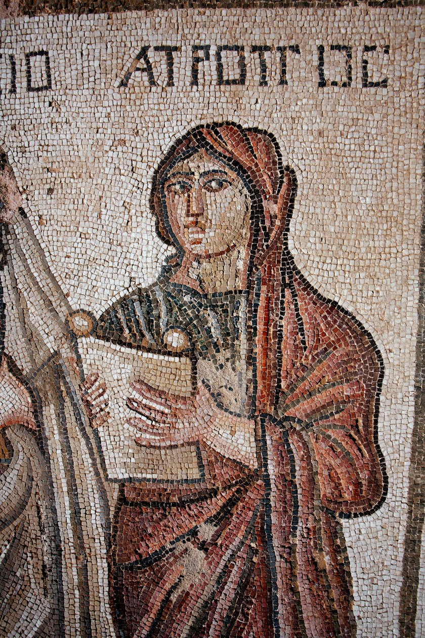 Atropos - Um dos três destinos representados com um pergaminho aberto sobre o qual foi inscrita a vida de Aquiles - Detalhe do painel representando o primeiro banho de Aquiles - Mosaicos Paphos, Vila de Theseus, Século V d.C. - Chipre - Representação de At de Unbekannt