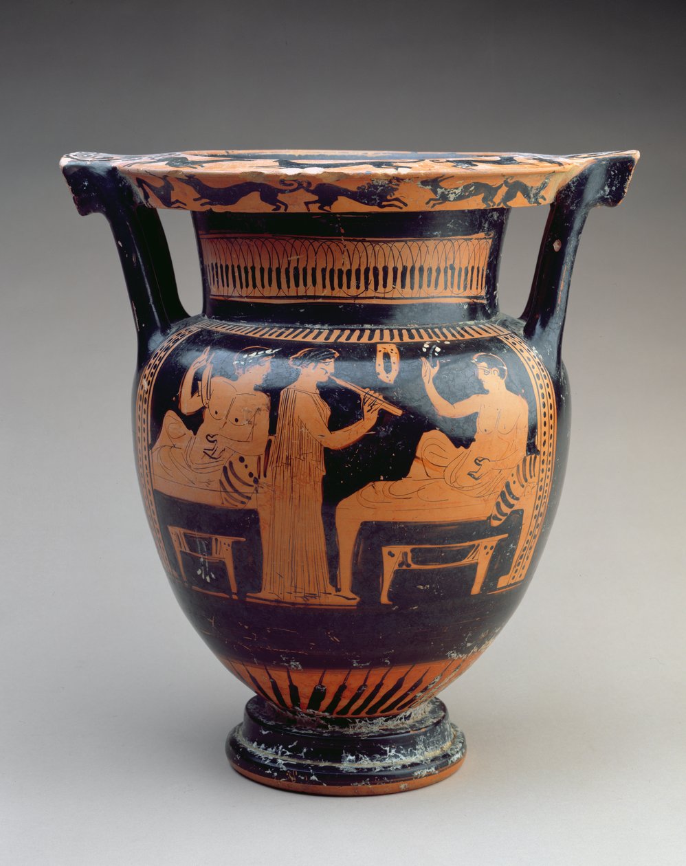 Krater de coluna de sótão com uma cena de Simpósio de um flautista entre dois machos reclináveis, grego, c.420 BC (olaria) de Unbekannt