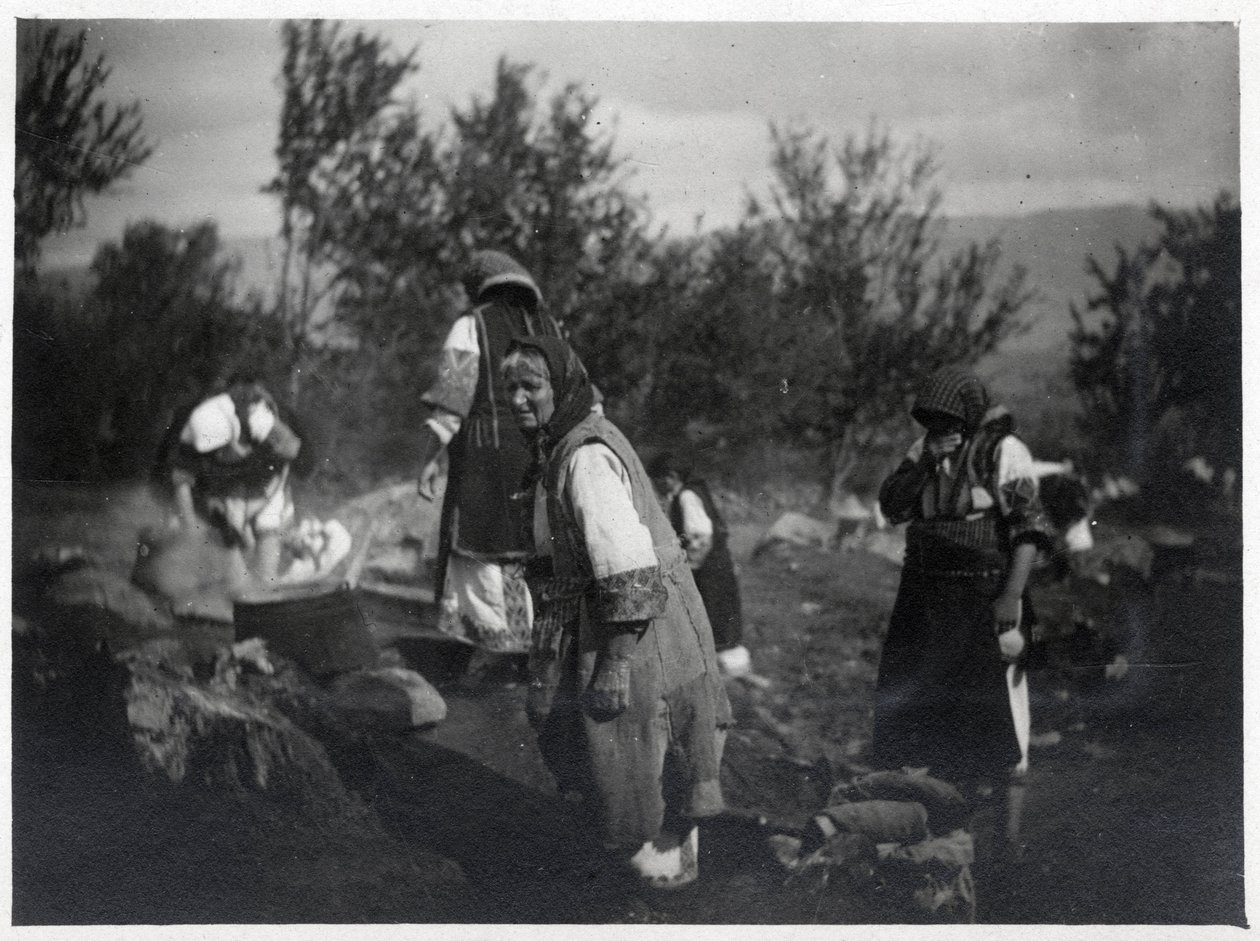 Península Balcânica: Mulheres em frente de um pote em uma fogueira - Cartão Postal 1914-1918 de William M. Timlin