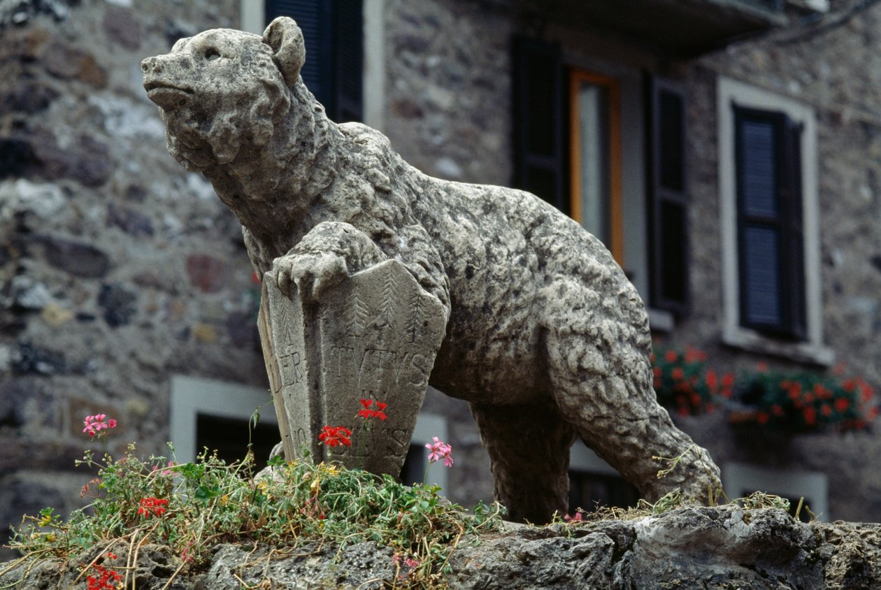 Estátua do Urso, Praça do Urso, Schilpario, Lombardia, Itália de Benjamin Baud