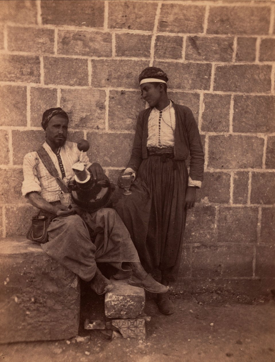 Comerciantes de limonada de Beirute. Fotografia de Charles Lallemand (1826-1904) em "Syria, costumes, viagens e paisagens". 1865. Coleção particular. de Unbekannter Künstler