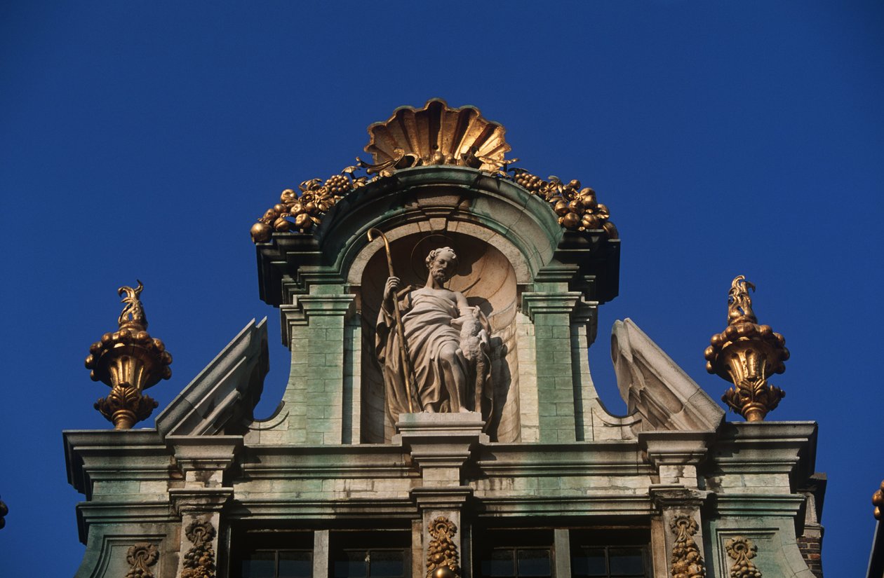 Bélgica, Bruxelas, Grand Place, detalhe arquitectónico de Benjamin Baud