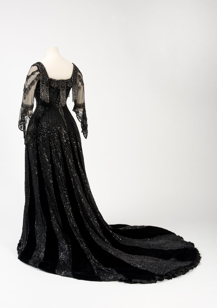 Vestido de noite preto de comprimento total usado pela Rainha Alexandra, com decoração de missangas e lantejoulas e incorporando a assinatura da Rainha Alexandra em seda preta e fita com letras douradas, feita pela Barolet of Knightsbridge, Londres 1908-19 de Unbekannt