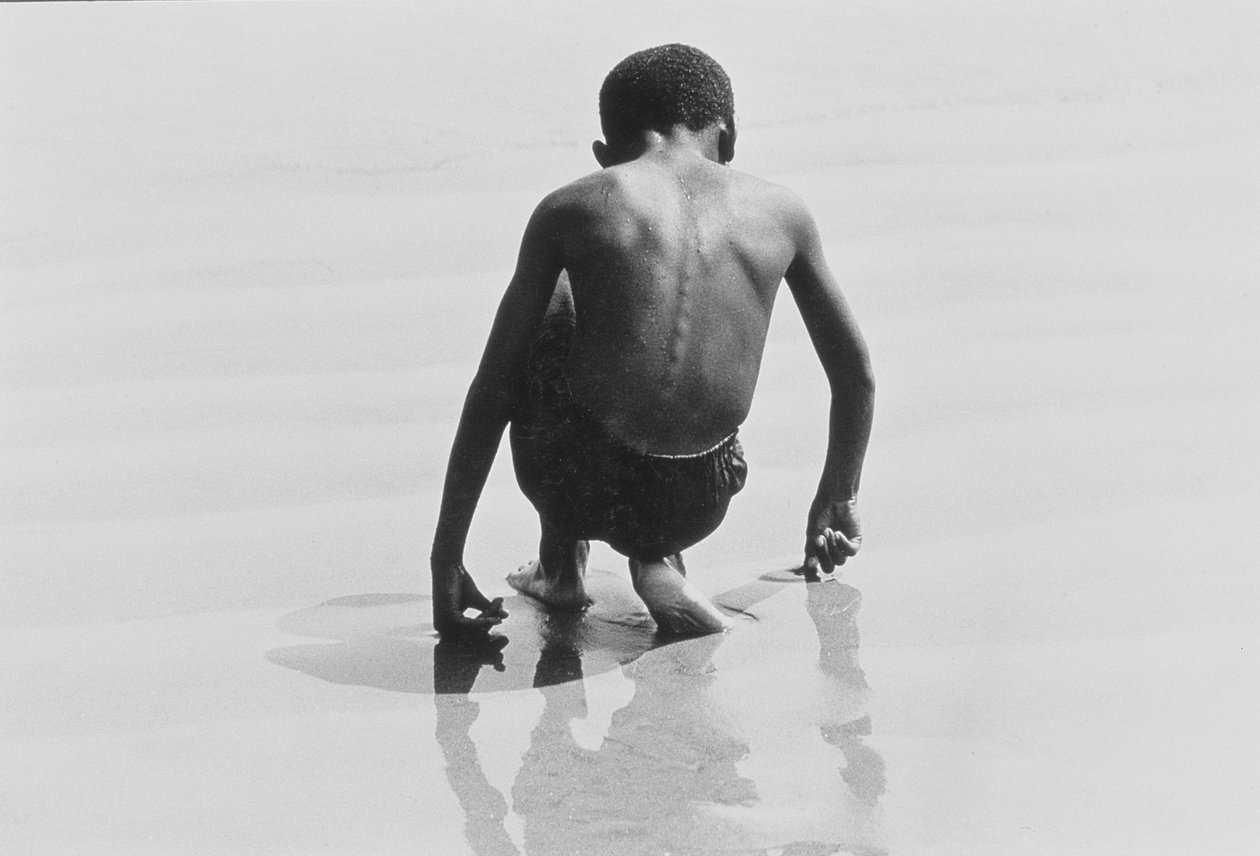 Rapaz a brincar na areia em Coney Island, Sem título 30, c.1953-64 (fotografia a preto e branco) de Unbekannter Künstler