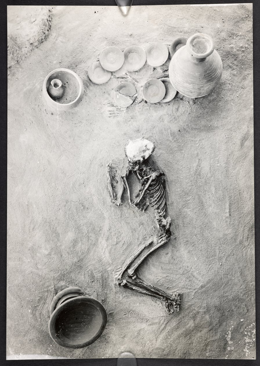 Grupo de enterramento em cemitério no Sítio H, Fossa Oriental, Escavações Harappa, Mohenjo-Daro (foto a p/b) de Unbekannter Künstler