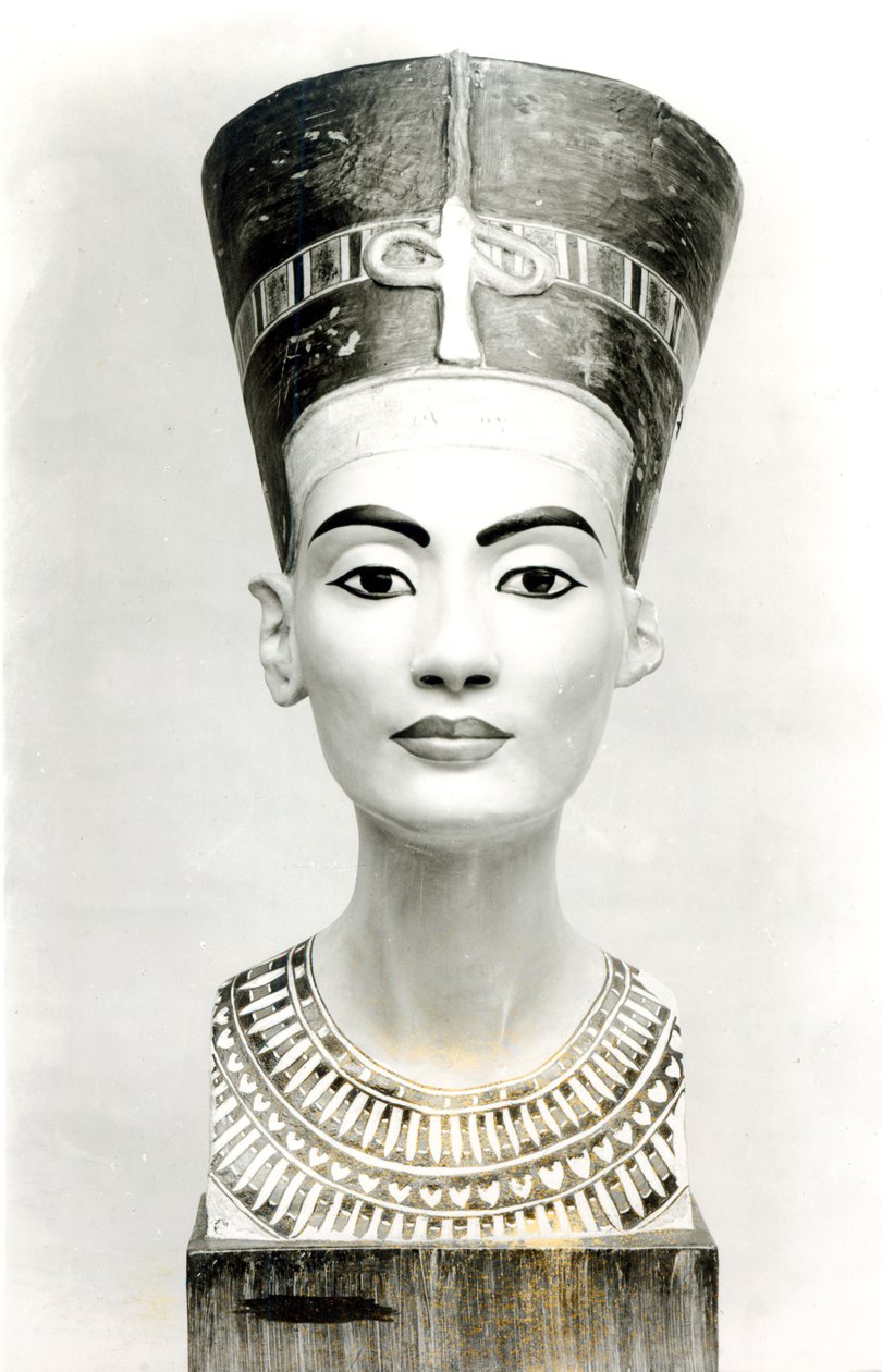 Busto da Rainha Nefertiti, vista frontal, cópia do busto no Museu Aegyptisches, SMPK, Berlim (calcário pintado) (foto a p/b) (ver também 114018-20) de Unbekannt