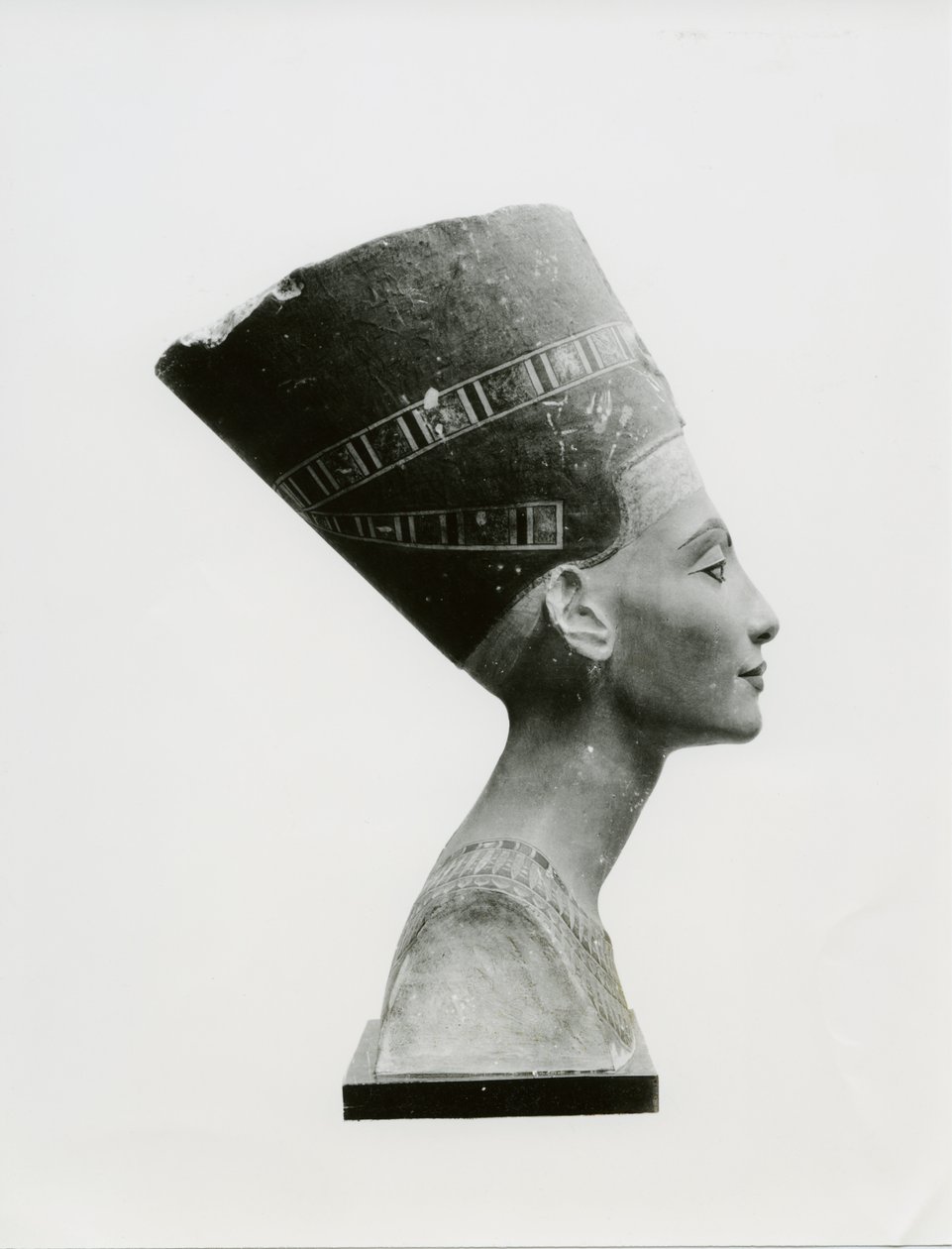 Busto da Rainha Nefertiti, vista lateral, cópia do busto no Museu Aegyptisches, SMPK, Berlim (calcário pintado) (foto p/b) (ver também 114018-20) de Unbekannt
