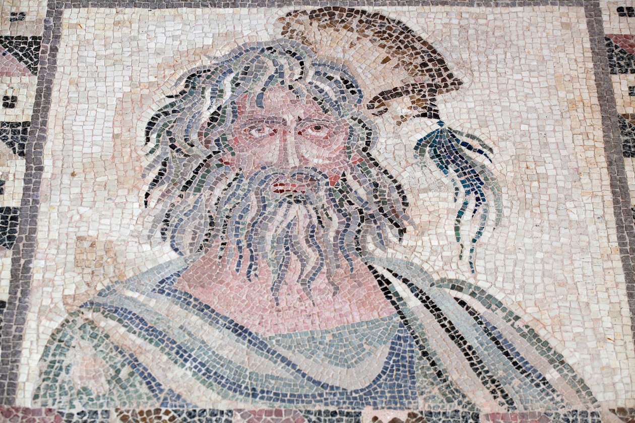 Busto do Inverno - Detalhe do painel das Quatro Estações - Mosaico de Paphos, Casa de Dionísio - Fim do século II d.C. - Chipre - Personificação do Inverno - Detalhe do mosaico das quatro estações - Mosaico de Paphos, Casa de Dionísio - Fim do século II d. de Unbekannt