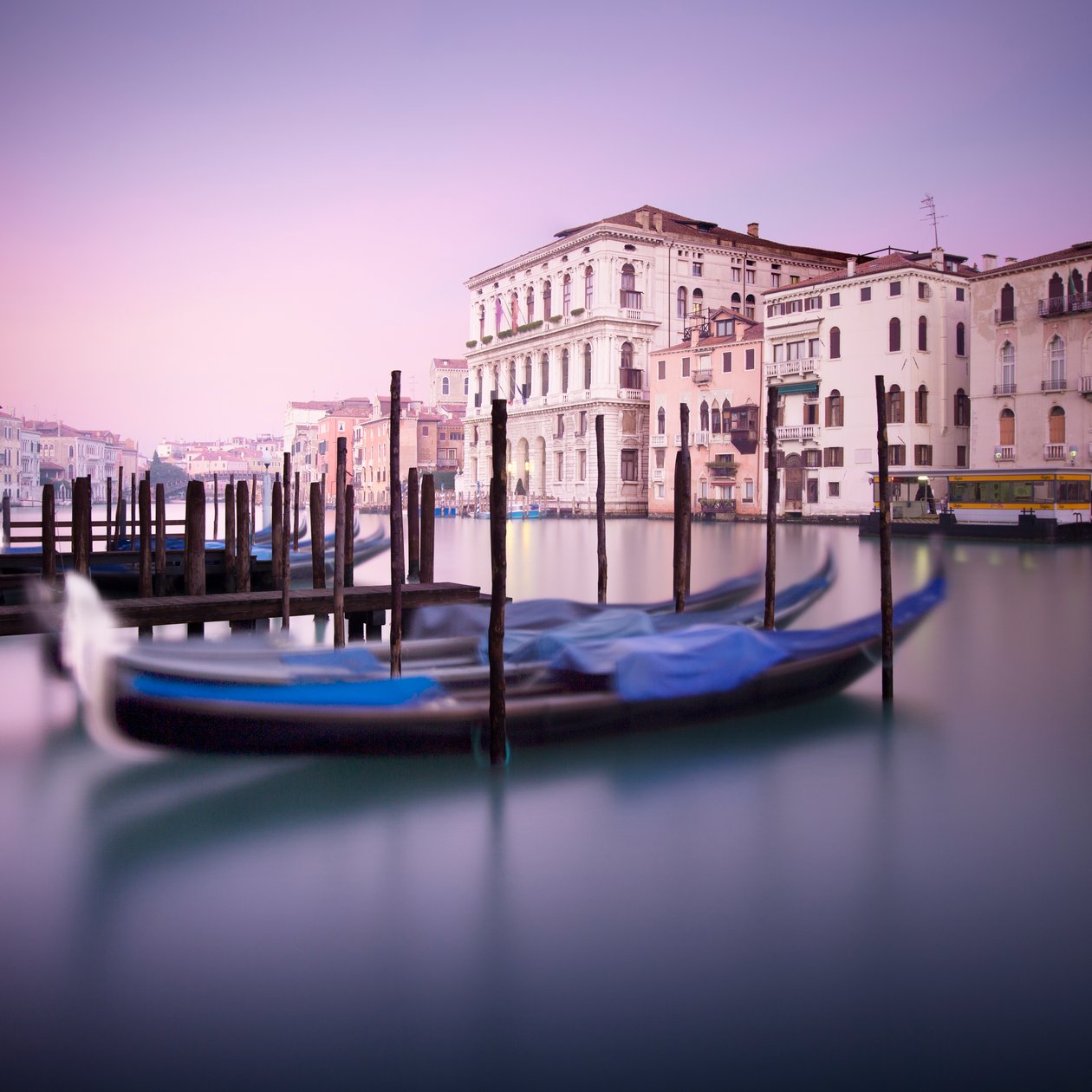 Canal Grande - Estudo 9, B Site, Veneza, Itália, 2013 (foto) de Leopold Blonder