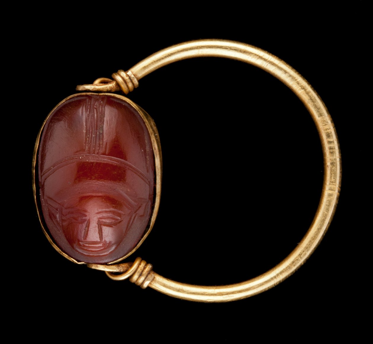 Escaravelho de Carnelian com rosto humano incrustado em um anel de ouro de Unbekannt