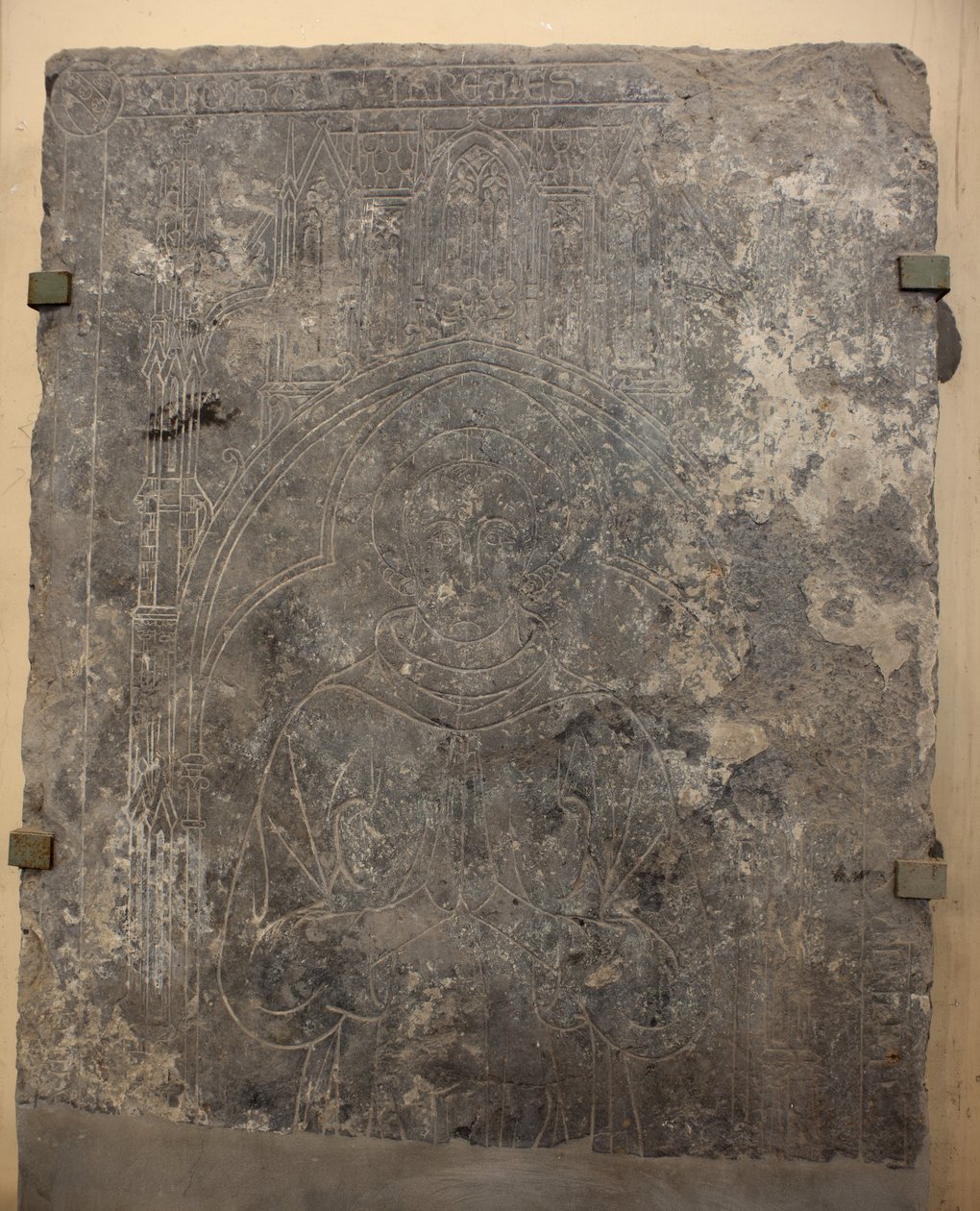Colecção da catedral. Fragmento de uma placa de pedra. Bas-relevo. Um funcionário da igreja. Igreja de origem (Saint-Quentin de Tournai. Fim do século XIII. Detalhe. de Unbekannter Künstler