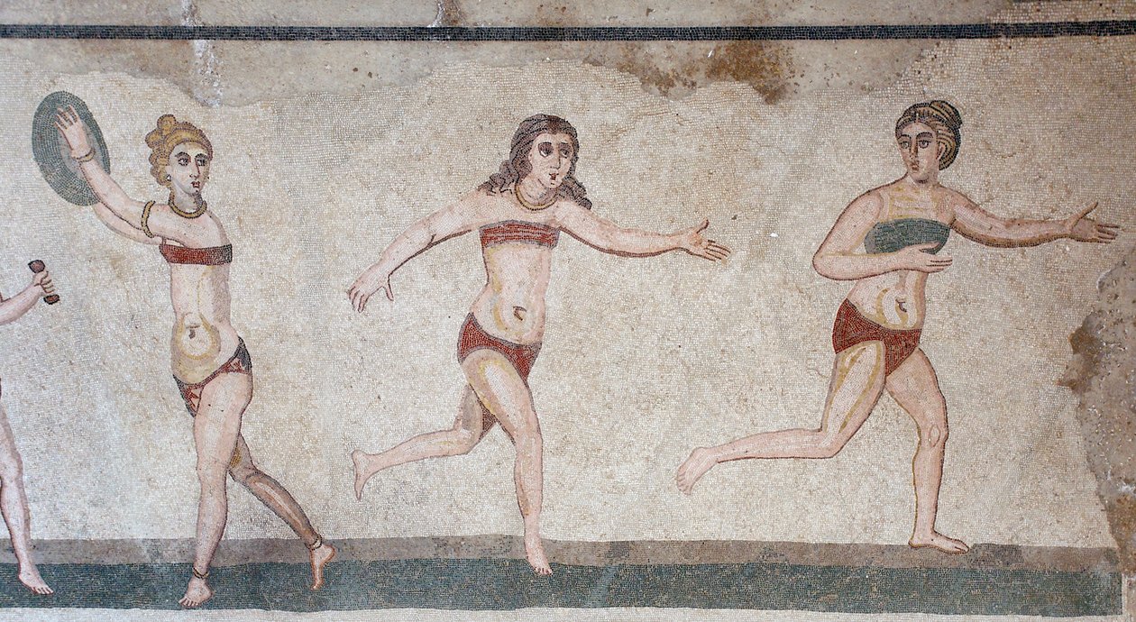 Câmara das Dez Moças ou o mosaico das "Bikini Girls". Vista geral sobre o painel superior: peso, lançamento de discos e corrida. Século III - IV. Villa Romana do Casale, Sicília. Site da UNESCO. de William M. Timlin