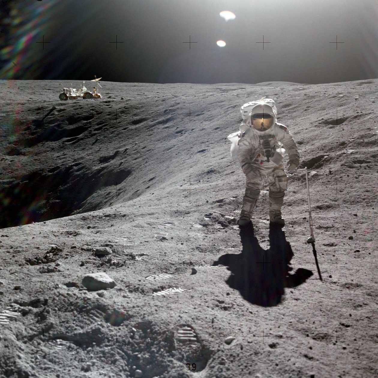 Charles M. Duke, Jr., piloto do módulo lunar da missão Apollo 16, coletando amostras lunares na borda da cratera de Ameixa, abril de 1972 (foto) de Unbekannt