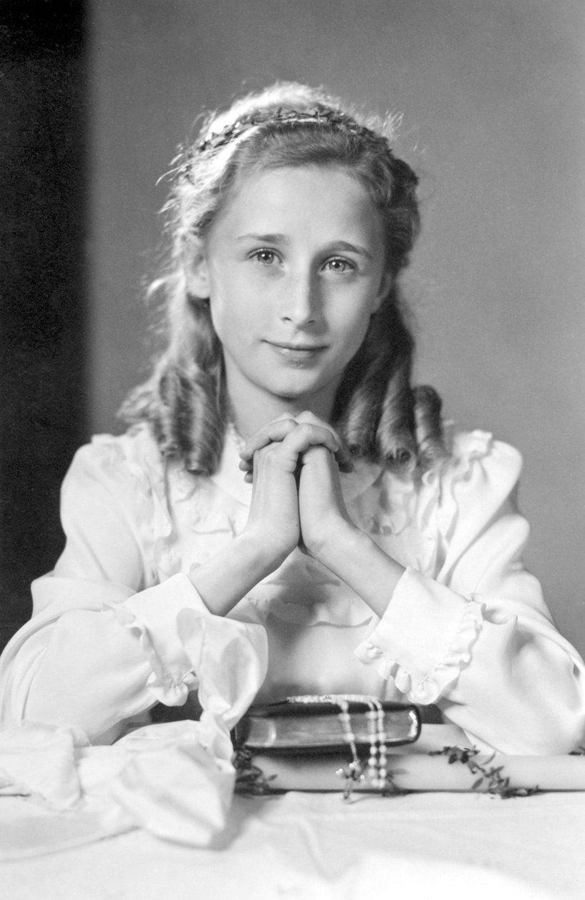 Menina cristã com as mãos unidas em posição de oração com bíblia, rosário e vela (foto de comunhão). Fotografia por volta de 1932 de Unbekannt