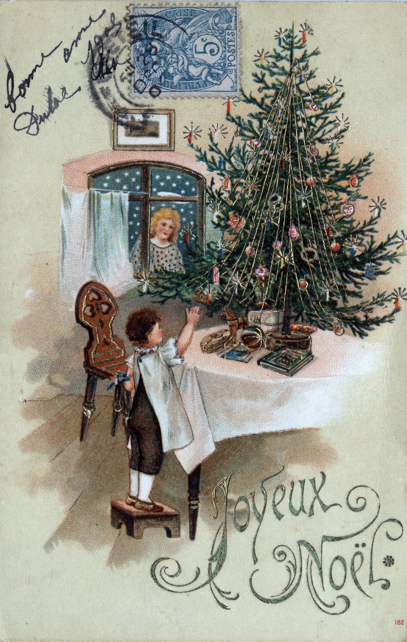 Cartão de Natal: uma criança em frente a uma árvore de Natal posa sobre uma mesa, observada por um anjo na janela - Cartão postal datado de 1905 de Unbekannt