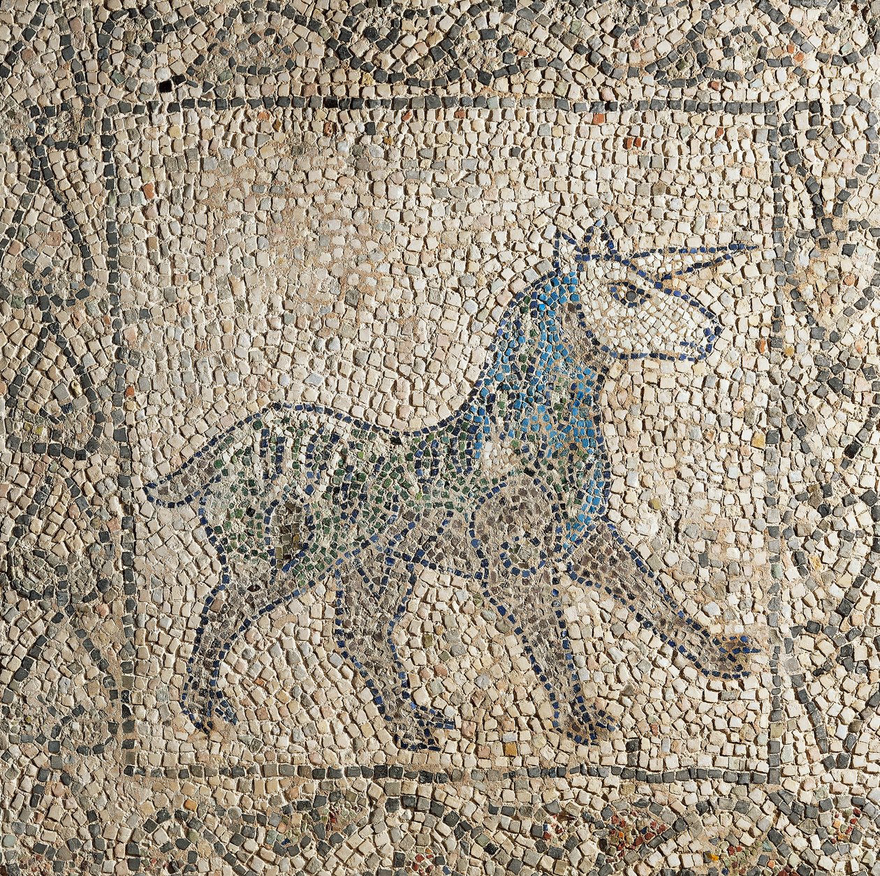Igreja de São João Evangelista, Quarta Cruzada, Fragmentos de chão de mosaico representando unicórnio, Ravenna, Emilia-Romagna, Itália de Benjamin Baud