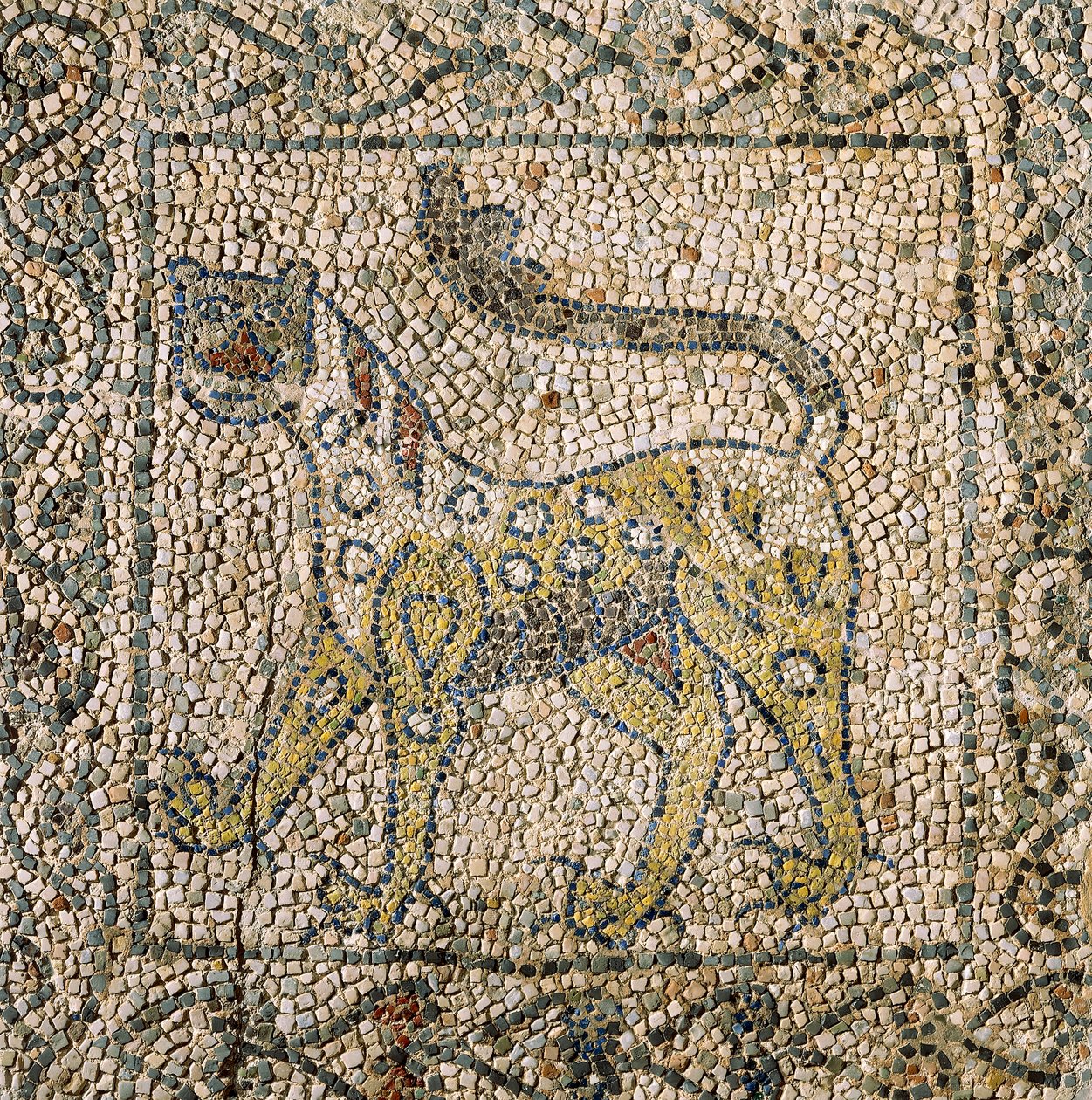 Igreja de São João Evangelista, Quarta Cruzada, Fragmentos de chão de mosaico representando pantera manchada, Ravenna, Emilia-Romagna, Itália de William M. Timlin
