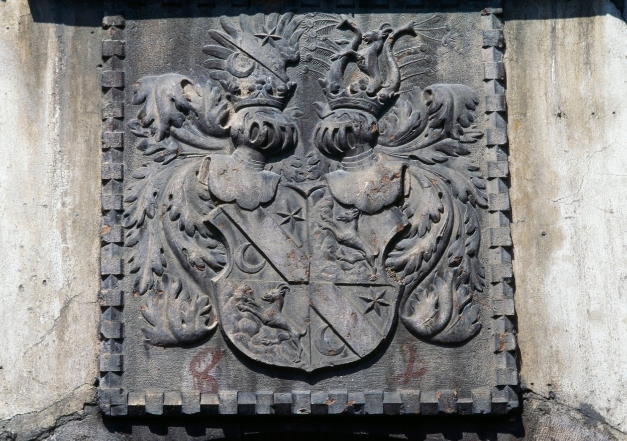 Brasão na porta de madeira de casa em Lavis, Trento, Trentino-Alto Adige, Itália de Benjamin Baud
